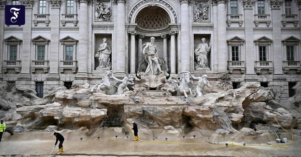 arbeiter-reinigen-den-trevi.webp.webp