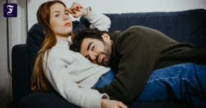 auf-dem-sofa-in-der-ersten.webp.webp