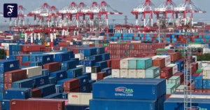 container-lagern-im-hafen-von.webp.webp