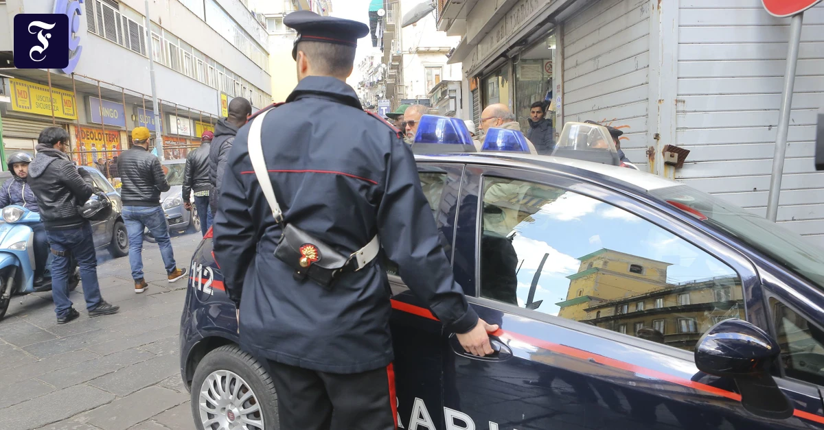 ein-carabinieri-ist-in-neapel.webp.webp