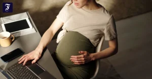 eine-schwangere-frau-arbeitet.webp.webp