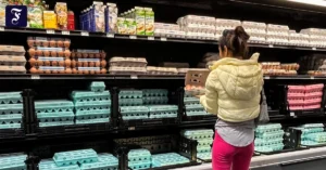 kundin-in-einem-supermarkt-in.webp.webp