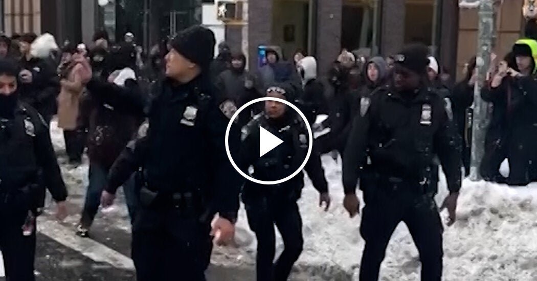 24vid-nypd-snowball-fight-HORIZONTAL_3x2-29-facebookJumbo.jpg