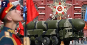 bei-einer-militaerparade-auf.webp.webp