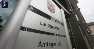 blick-auf-die-schilder-vor-dem.webp.webp