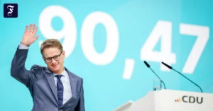 carsten-linnemann-winkt-beim.webp.webp