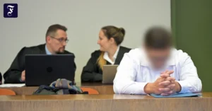der-angeklagte-sitzt-vor.webp.webp