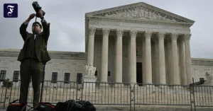 der-supreme-court-hat-donald.webp.webp