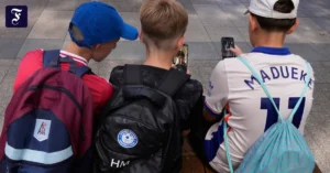 drei-elf-jahre-alte-jungen-vor.webp.webp