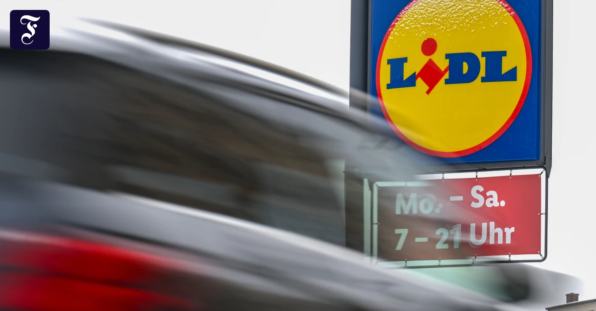 ein-auto-faehrt-in-leipzig-vor.webp.webp
