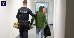 ein-polizeibeamter-bringt.webp.webp
