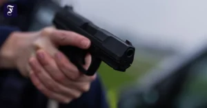 ein-polizist-haelt-eine.webp.webp