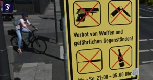 ein-schild-weist-am.webp.webp