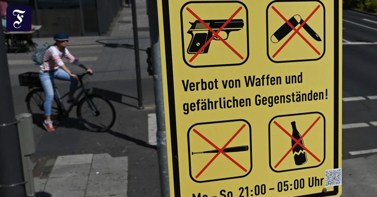 ein-schild-weist-am.webp.webp