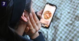 junge-frau-mit-handy-tiktok.webp.webp
