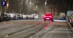 koeln-ein-auto-faehrt-auf.webp.webp