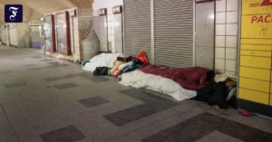 obdachlose-menschen-in-einer.webp.webp