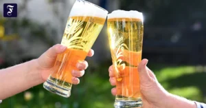 zwei-personen-stossen-mit-bier.webp.webp