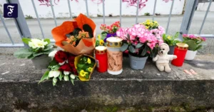 blumen-und-kerzen-erinnern-an.webp.webp