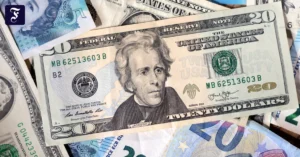 der-dollar-geraet-durch-den.webp.webp