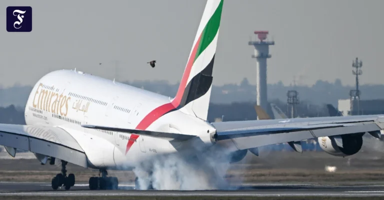 ein-airbus-a380-der-emirates.webp.webp