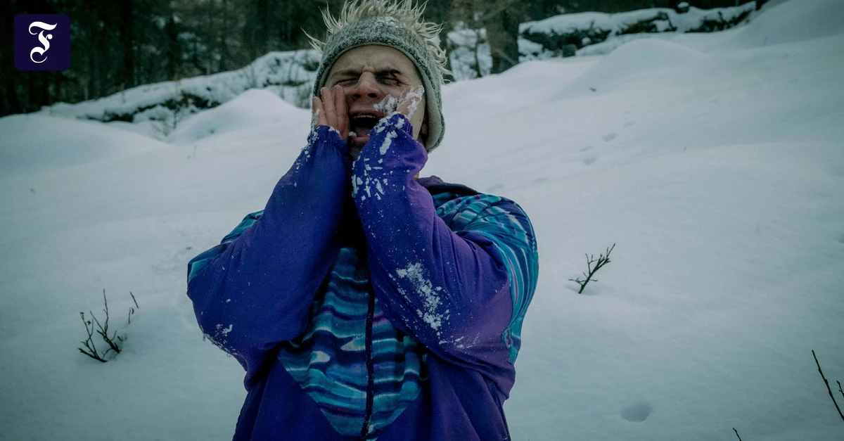 ein-mann-schreit-im-schnee.webp.webp