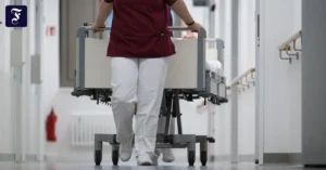 eine-krankenpflegerin-und-ein.webp.webp