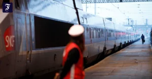 eine-mitarbeiterin-der-bahn.webp.webp