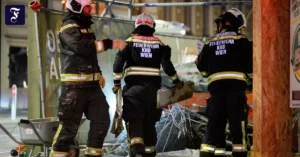 feuerwehrleute-sind-am-abend.webp.webp