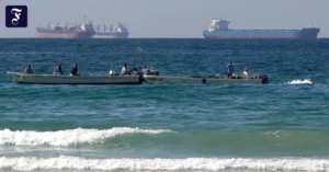 fischerboote-fahren-vor.webp.webp