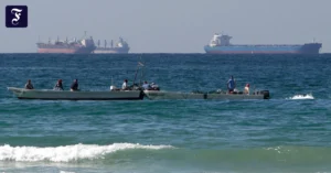 fischerboote-vor-oeltankern.webp.webp