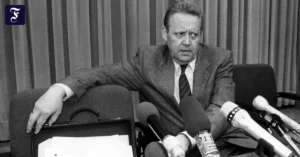 guenter-schabowski-bei-der.webp.webp
