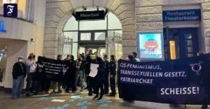 mehrere-menschen-protestieren.webp.webp