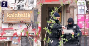 polizeibeamte-stehen-im-rahmen.webp.webp