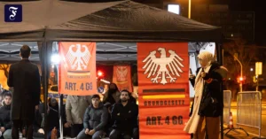 protest-maenner-und-frauen.webp.webp