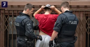 razzia-polizisten-durchsuchen.webp.webp