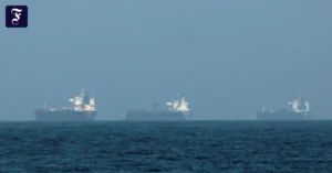 tanker-stauen-sich-vor-der.webp.webp