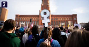 teilnehmer-einer-demonstration.webp.webp