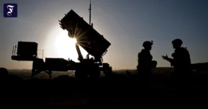 us-soldaten-vor-einem-patriot.webp.webp