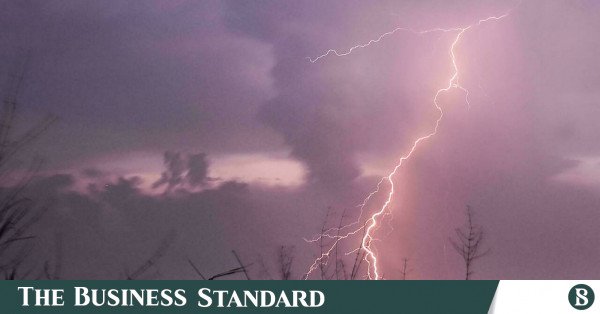 1777557530_lightning.jpg