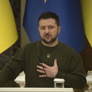 Volodymyr-Zelenskyy-AP-51a9555b1b2bf919f09349ac35541e26.jpg