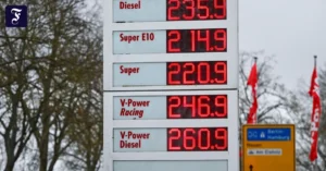 anzeigetafel-einer-tankstelle.webp.webp