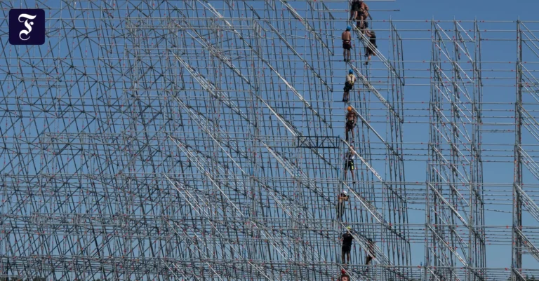 bauarbeiter-auf-einem-geruest.webp.webp