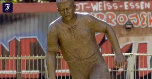 der-boss-und-seine-statue-rahn.webp.webp