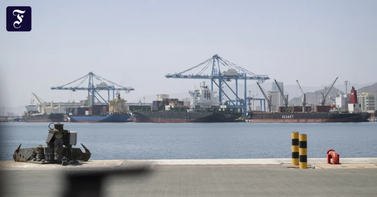 der-hafen-von-fujairah-im.webp.webp