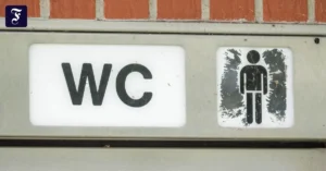 der-schriftzug-wc-haengt-an.webp.webp