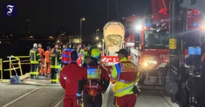 die-feuerwehr-hob-das-fahrzeug.webp.webp