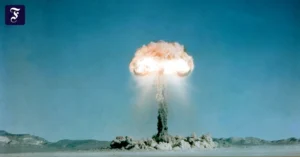 ein-atompilz-steigt-nach-der.webp.webp