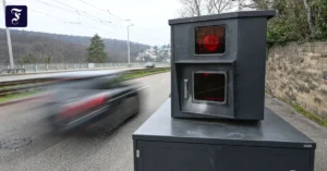 ein-auto-faehrt-auf-einer.webp.webp