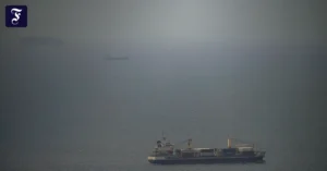ein-frachtschiff-das-im.webp.webp